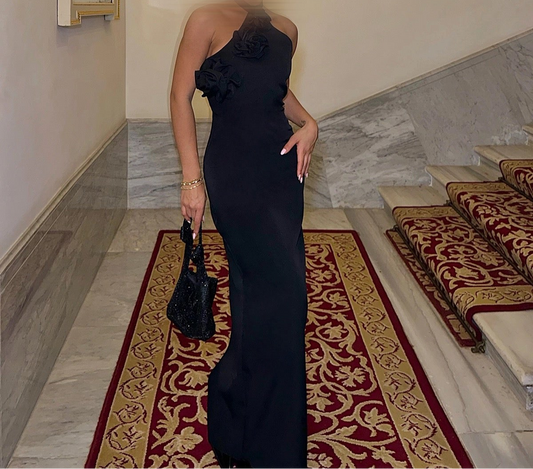 Robe Longue Noire Élégante avec Détails Roses