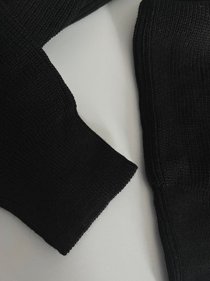 Schwarzer Pullover mit goldenem Knopf
