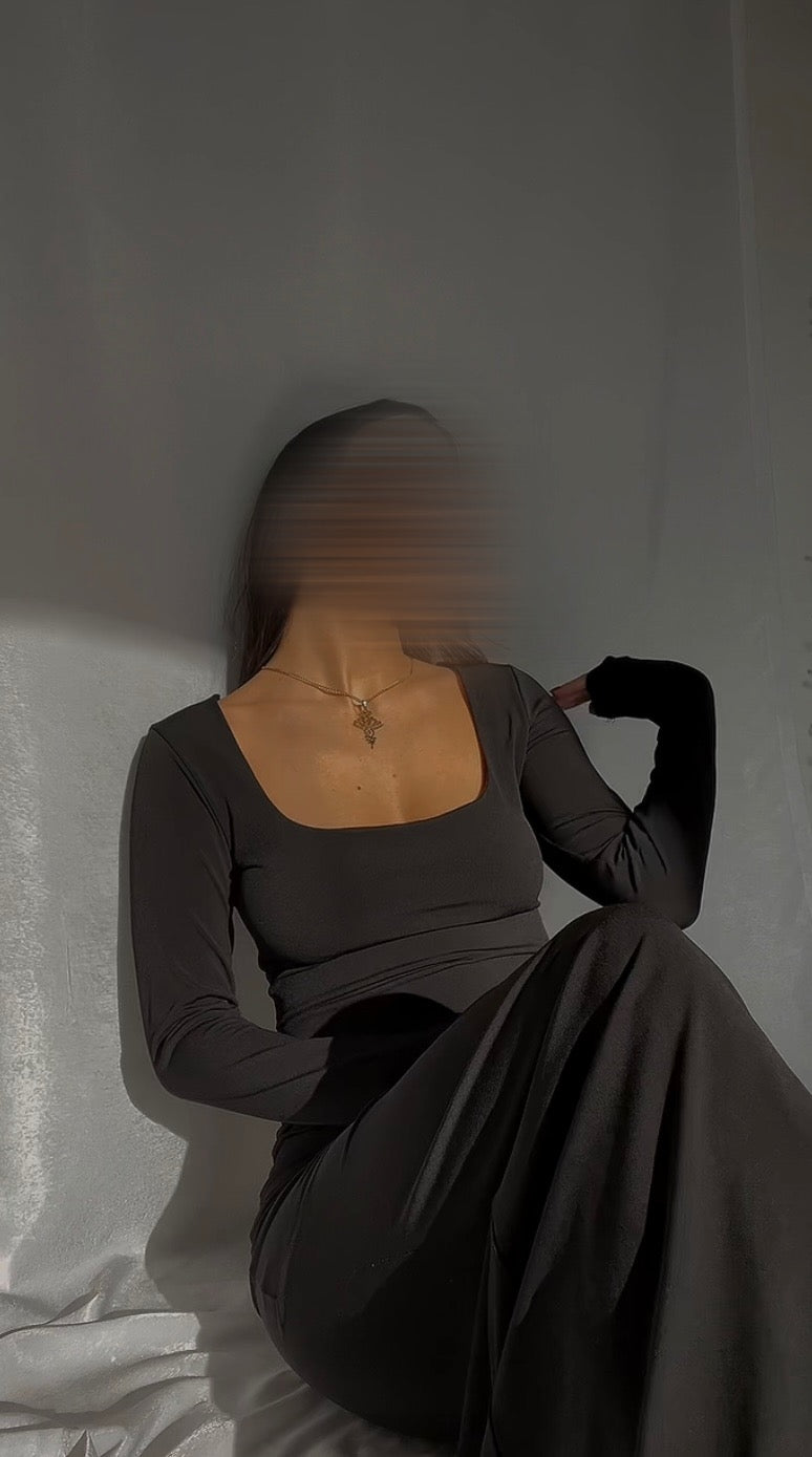 Figurbetontes Kleid mit quadratischem Ausschnitt