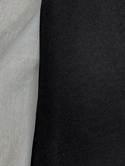 Figurbetontes Kleid mit quadratischem Ausschnitt