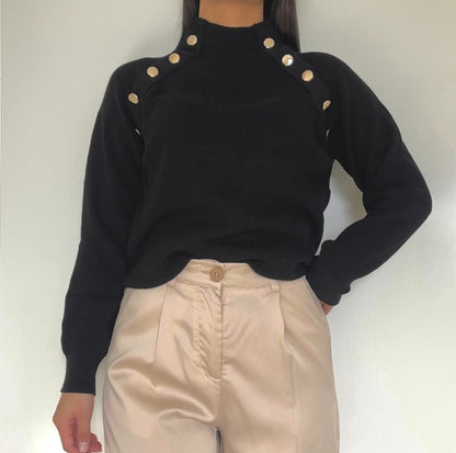 Schwarzer Pullover mit goldenem Knopf