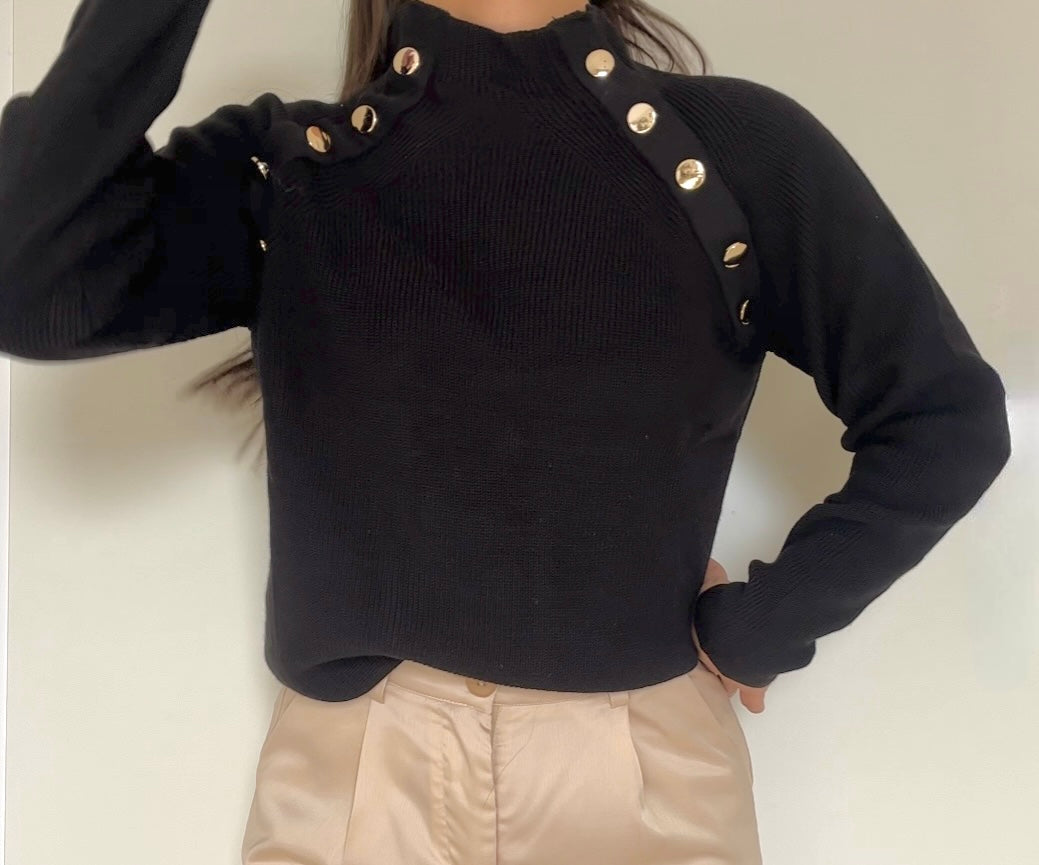 Schwarzer Pullover mit goldenem Knopf